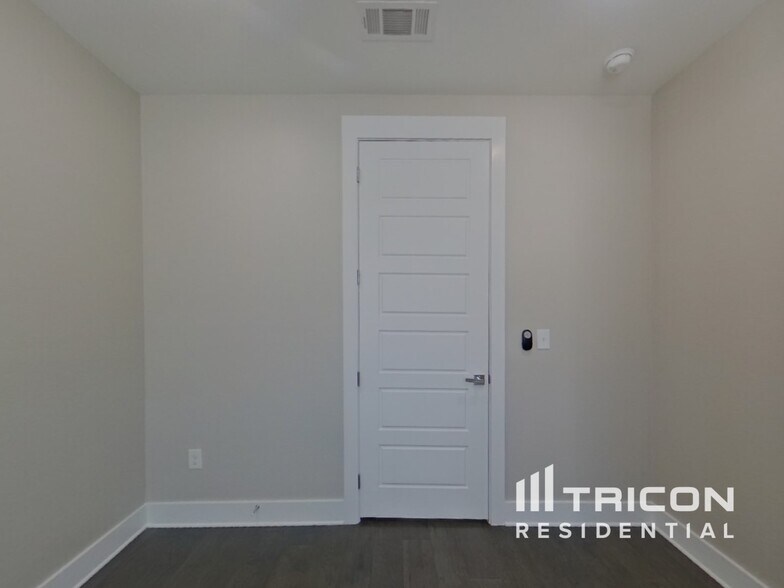 Building Photo - 209 S Village Way