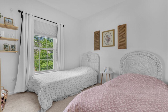 Building Photo - Beautiful 3-level 3 BR 2.5BA Townhome in P...