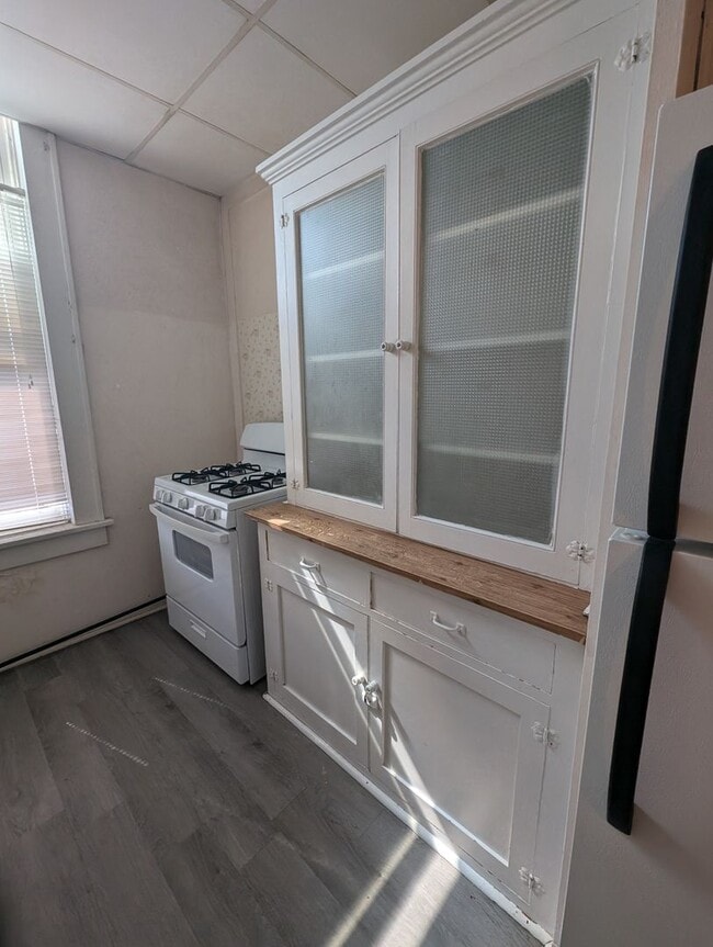Building Photo - Furnished One Bedroom Upstairs Apartment