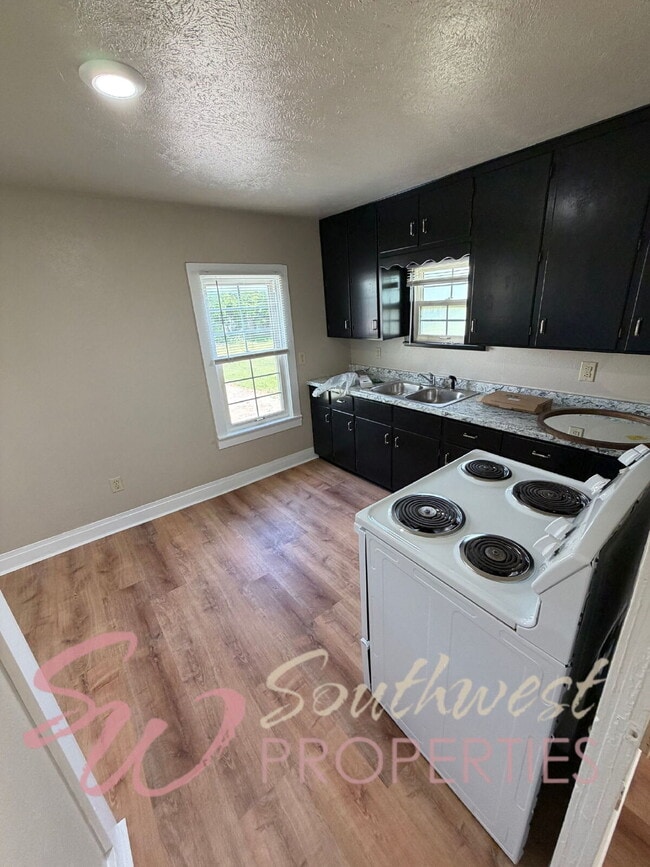 Building Photo - Charming Newly Remodeled 1 Bed / 1 Bath with Spa-Like Bathroom