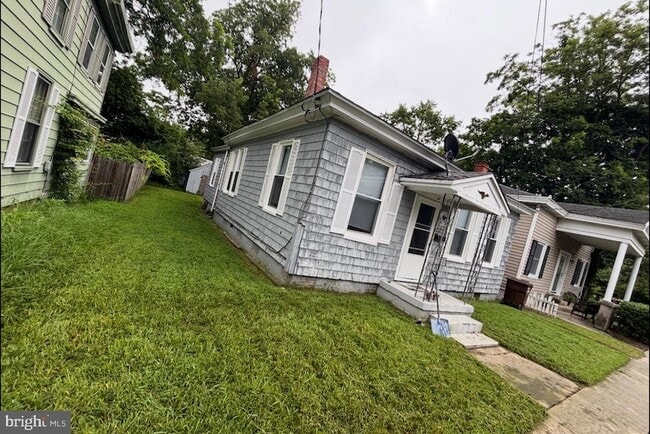 Primary Photo - 703 Travers St