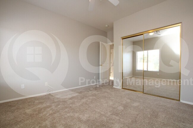Building Photo - 2039 W Olive Way