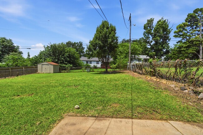 Building Photo - Charming 3 Bedroom 1 Bath near Route 66!