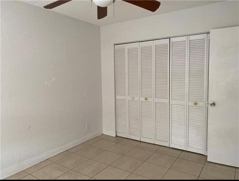 Building Photo - 1455 Lake Crystal Dr