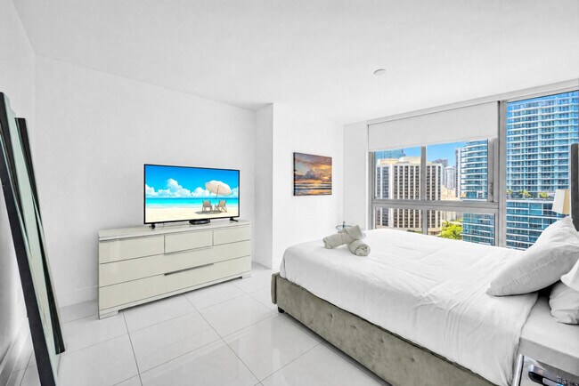 Building Photo - 485 Brickell Ave
