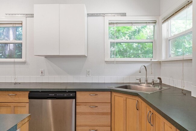Building Photo - Inviting, remodeled 3-bdr/1.5-bath in Division/Hawthorne duplex—Privacy, A/C, parking, & storage