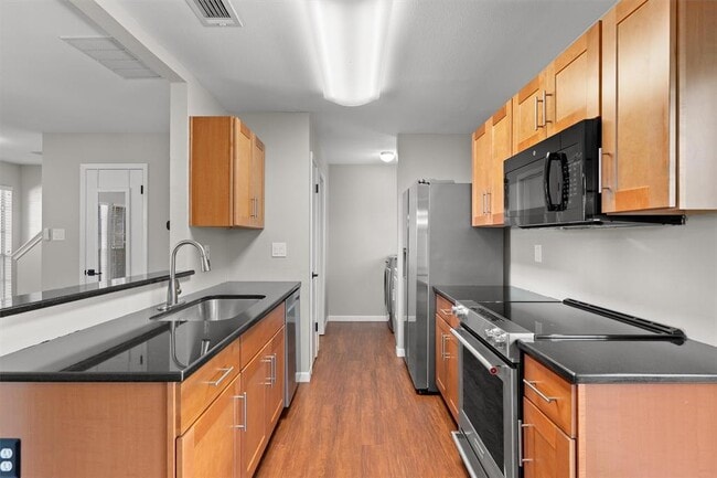 Primary Photo - 1015 E Yager Ln