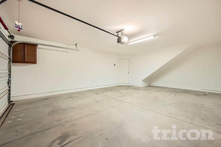 Building Photo - 1098 E Kelsi Ave