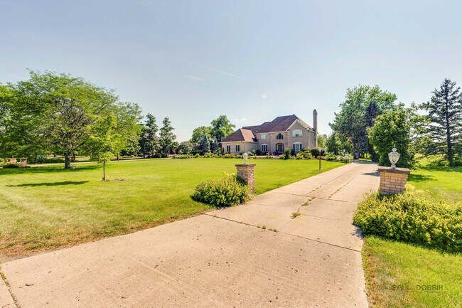 Building Photo - 14 Pentwater Dr
