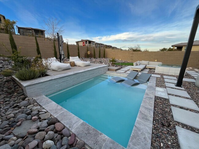 Building Photo - Stunning 3 Bedroom 3 Bathroom in Summerlin...