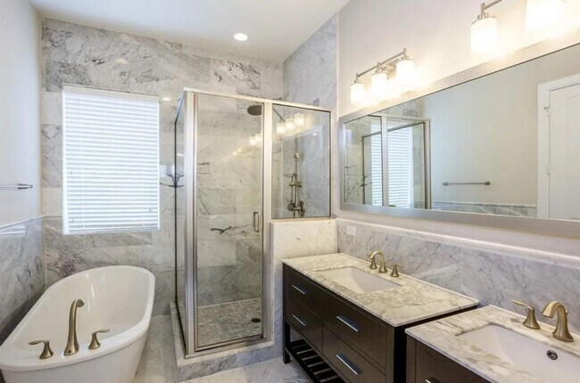 Building Photo - Stunning 3BR/3.5BA David Weekley Former Mo...