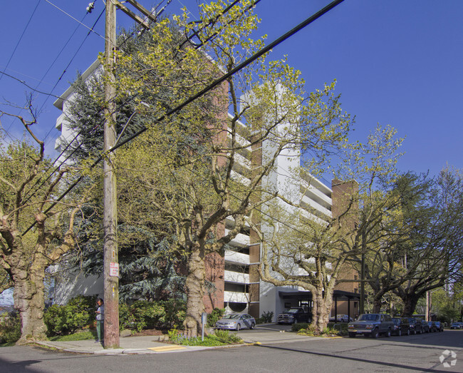 Building Photo - Lamplighter