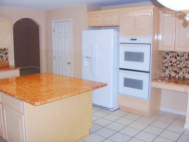 Building Photo - 45866 Fountain View Dr