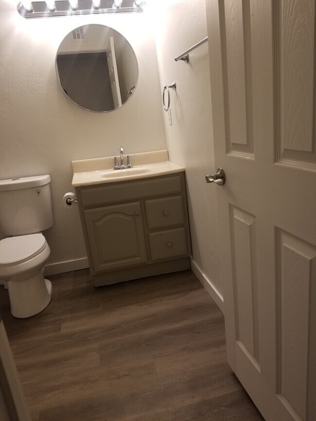 Main bath - 1819 S Windsor