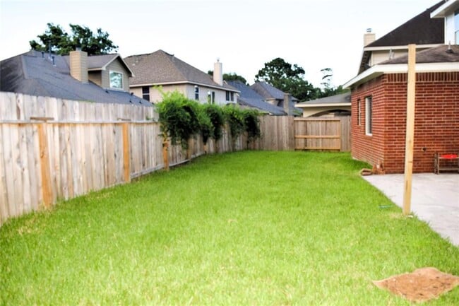 Building Photo - 8511 Cross Country Dr