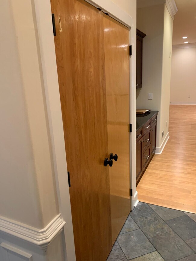 Building Photo - Beautiful 2 Bedroom Available in Manayunk