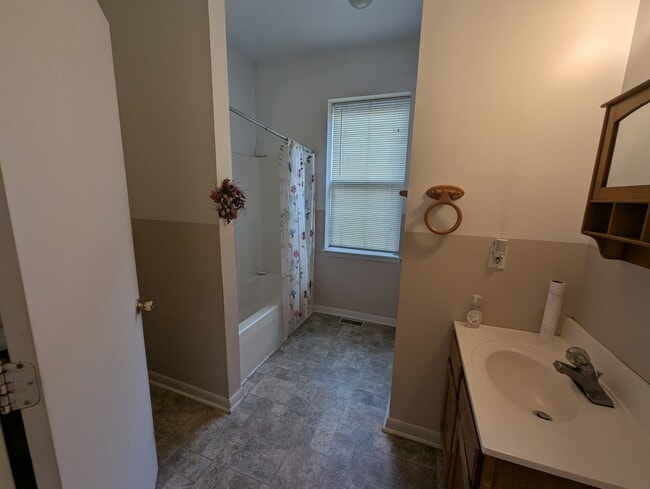 Building Photo - 116 N New Rd