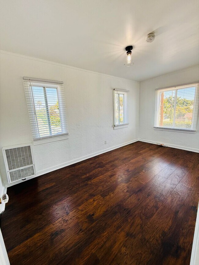 Building Photo - 1801 W 39th St