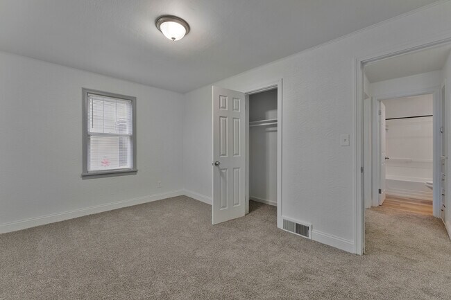 Building Photo - 1539 Weston Ave