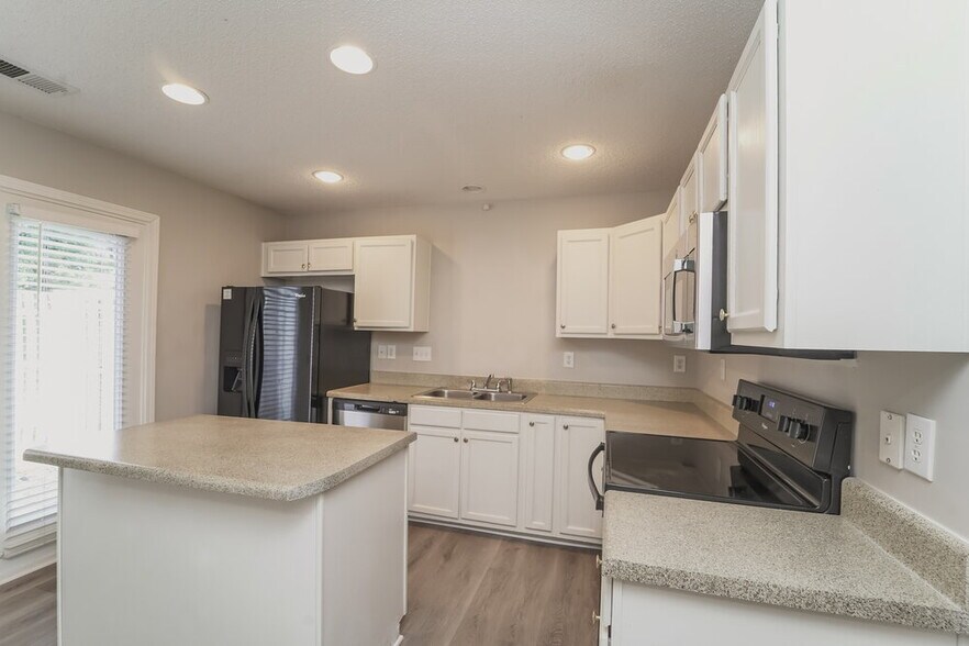 Building Photo - 10142 Forest Landing Dr