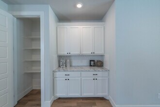 Building Photo - Dreamy Townhome!