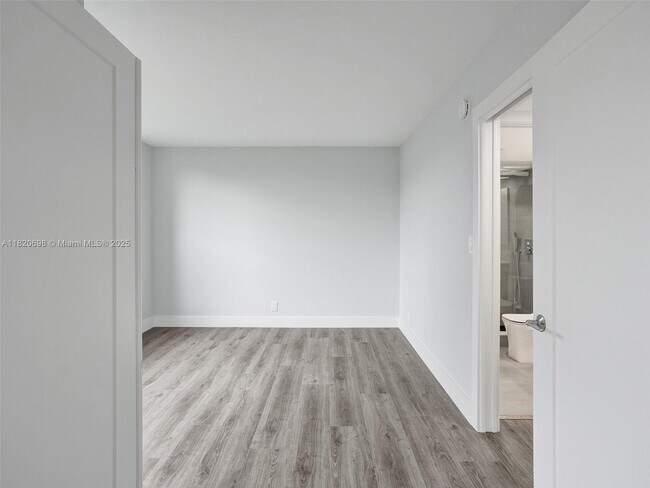 Building Photo - 605 Oaks Dr