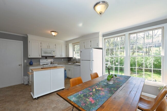 Building Photo - **FURNISHED ONE-SIDE-OF-A-DUPLEX HOME WITH BASEMENT STORAGE MINUTES FROM NASHVILLE WEST AND DOWNT...