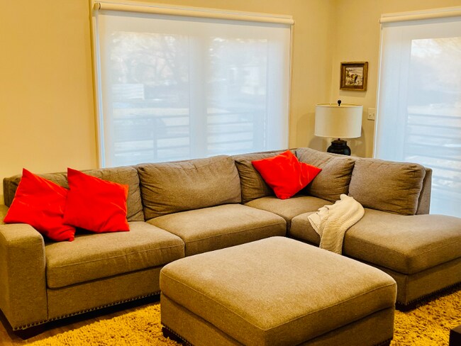 Building Photo - 1001 River Dr