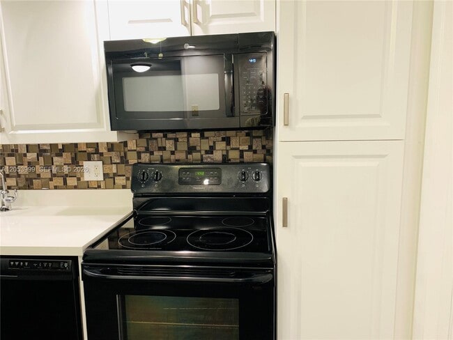 Building Photo - 2850 N Palm Aire Dr