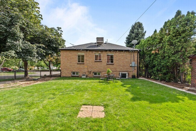 Building Photo - Stunning 4 Bed 2 Bath Home across the Stre...
