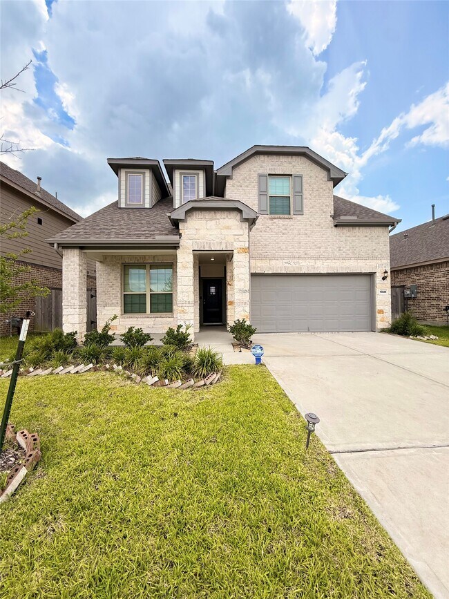 Building Photo - 15826 Dove Holw Dr