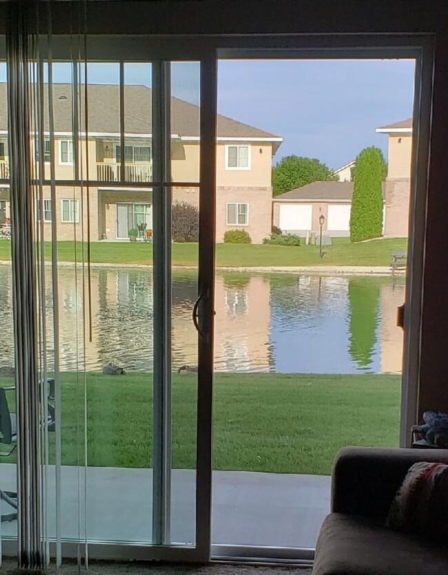 Building Photo - 1 Bed, 1 Bath 930 Sq Ft 2nd Floor