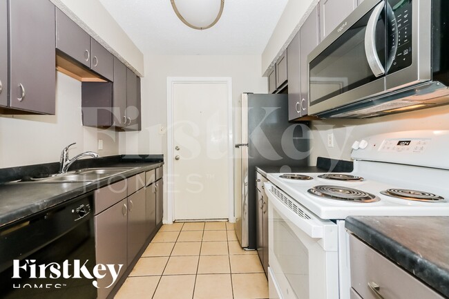 Building Photo - 10810 Lakewood Oaks Dr