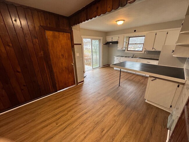 Building Photo - Newly renovated Tulip street