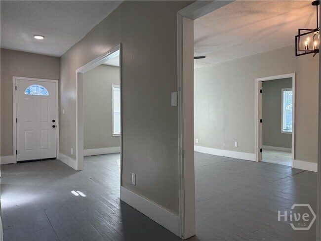 Building Photo - 728 W 39th St