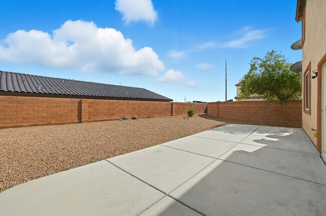 Building Photo - 4 Bedroom House in a Northeast Gated Community