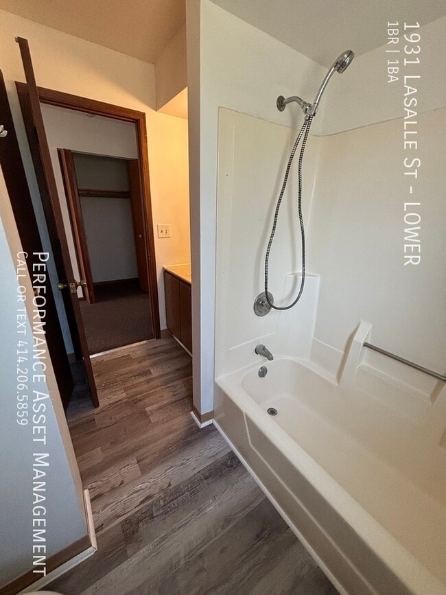 Building Photo - Lovely Racine Northside 1 Bedroom