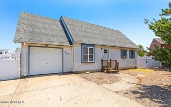 Building Photo - 220 Catherine Ln