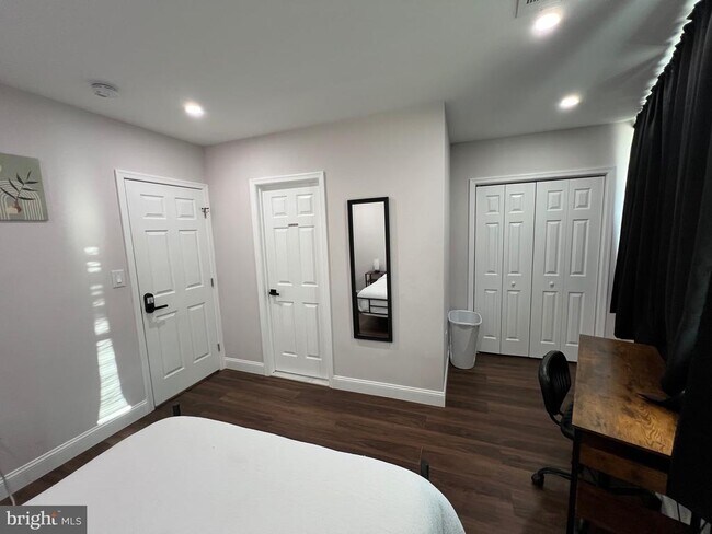 Building Photo - 1985 N 63rd St