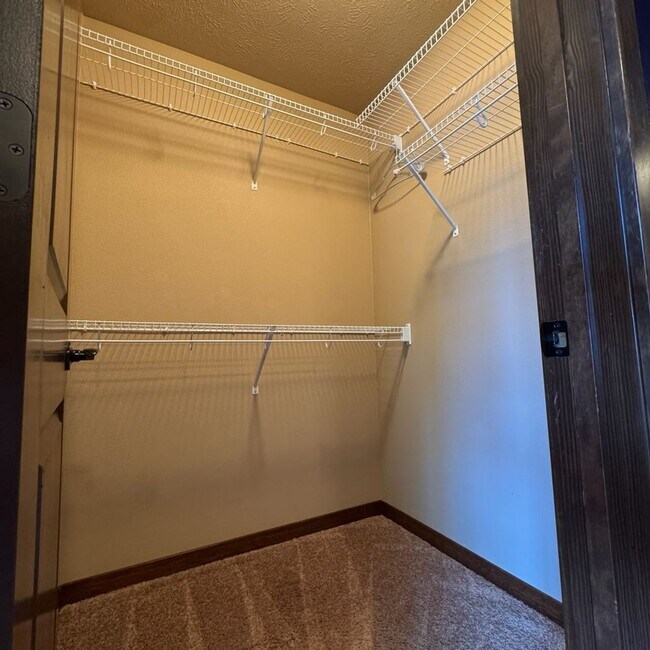 Building Photo - Cute and Cozy 3 Bedroom 2 Bath Rancher