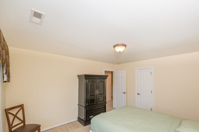 Building Photo - Updated Condo in Norfolk