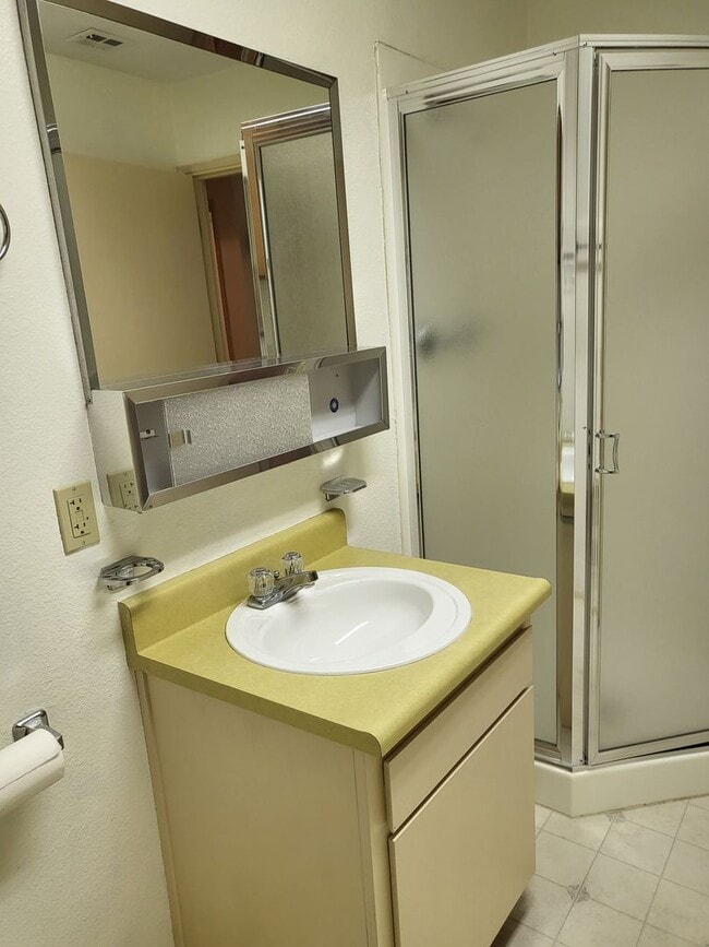 Building Photo - 2 bedroom 2 bath House for Rent in Cave Junction