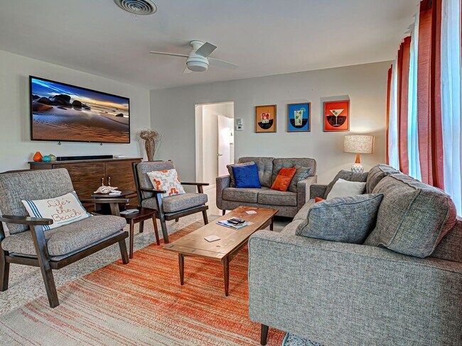 Building Photo - Seasonal Rental Near Venice – Pet-Friendly 3 Bed, 2 Bath Home