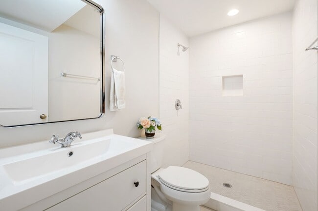 Building Photo - ELEGANT AND SPACIOUS 5 BEDROOM 3 FULL BATHROOM HOME IS AVAILABLE 3-1-2026  IN THE ROSEMARY HILLS ...