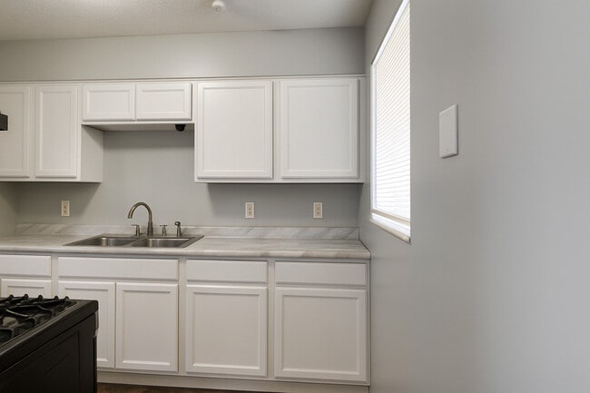 Building Photo - 536 Hyatt Ave