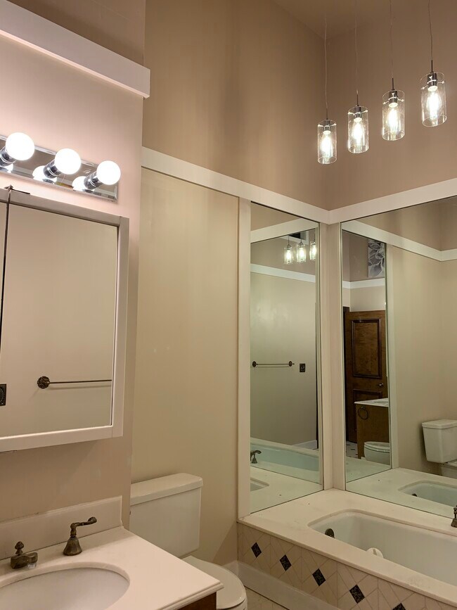 Building Photo - 6900 SE Riverside Dr