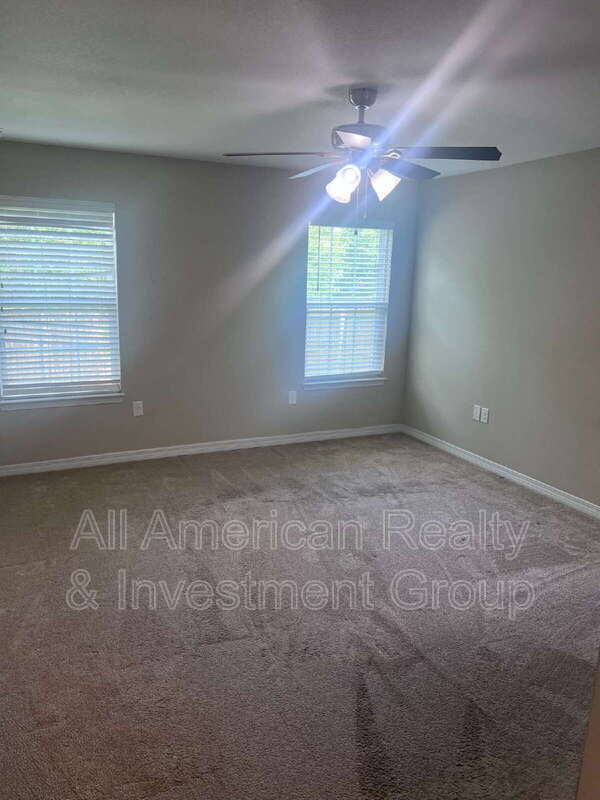 Building Photo - 426 Eisenhower Dr