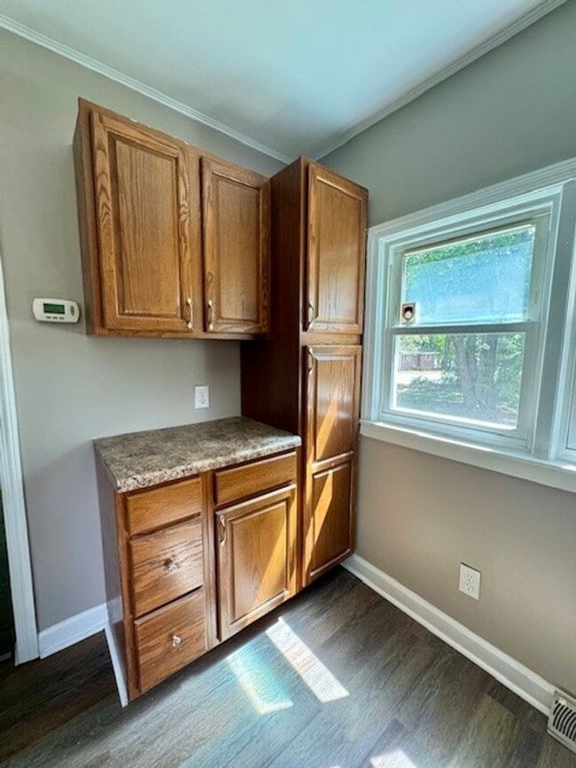 Building Photo - Adorable 3 Bedroom 1 Bathroom Home in Gree...