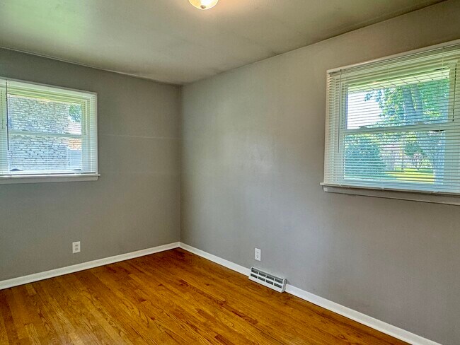 Building Photo - 305 N Brookshore Dr