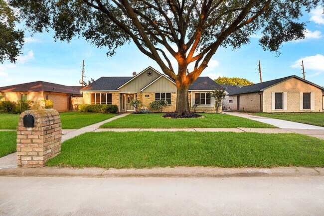 Building Photo - 215 Gentilly Dr